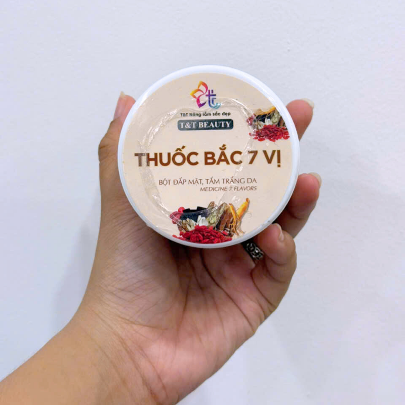 Nắp hũ ghi rõ THUỐC BẮC 7 VỊ trong tay cầm.