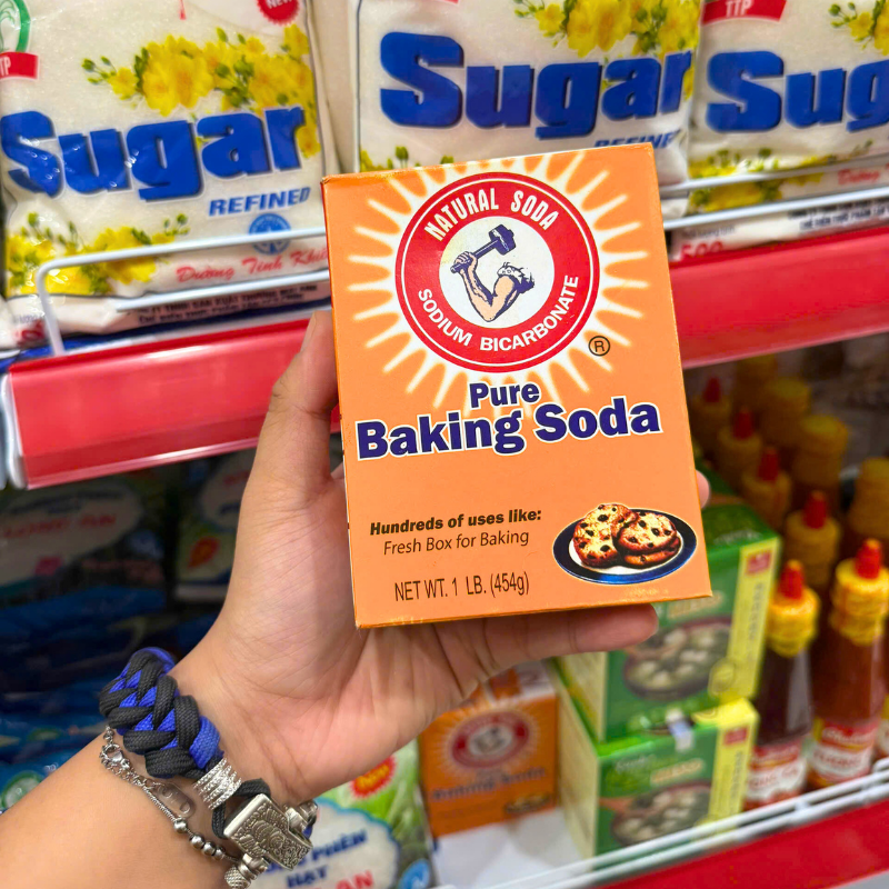 Mặt trước hộp giấy 454g với tên Pure Baking Soda