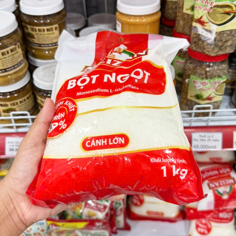 Gói bột ngọt cánh lớn dung tích 1kg khi cầm tay