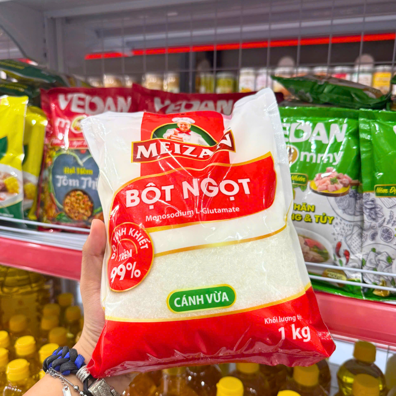 Mặt trước bao bì với tên sản phẩm, dòng cánh vừa và khối lượng 1kg