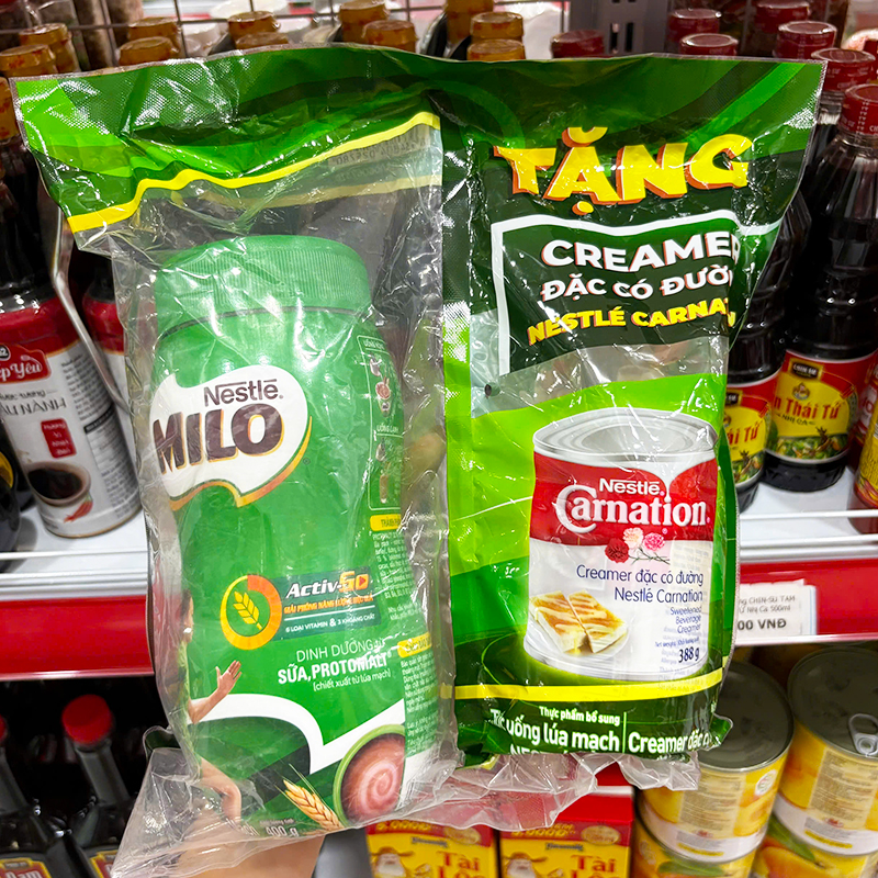Tổng quan bộ sản phẩm gồm hũ MILO và lon Carnation đi kèm