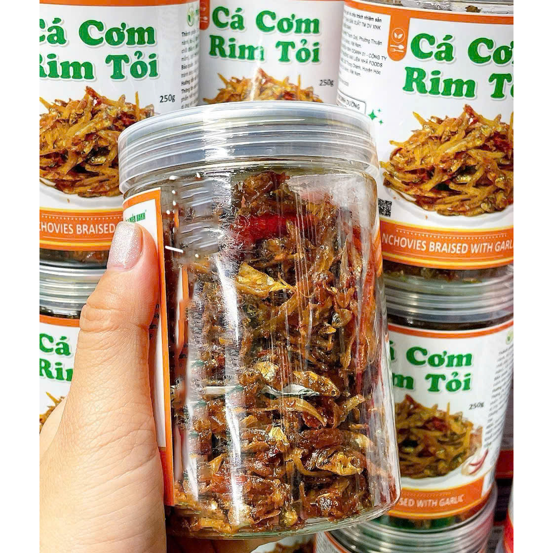 Cận cảnh cá cơm rim tỏi bên trong hũ