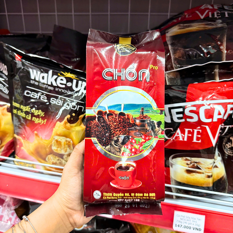 Mặt trước bao bì với thiết kế tông đỏ nổi bật