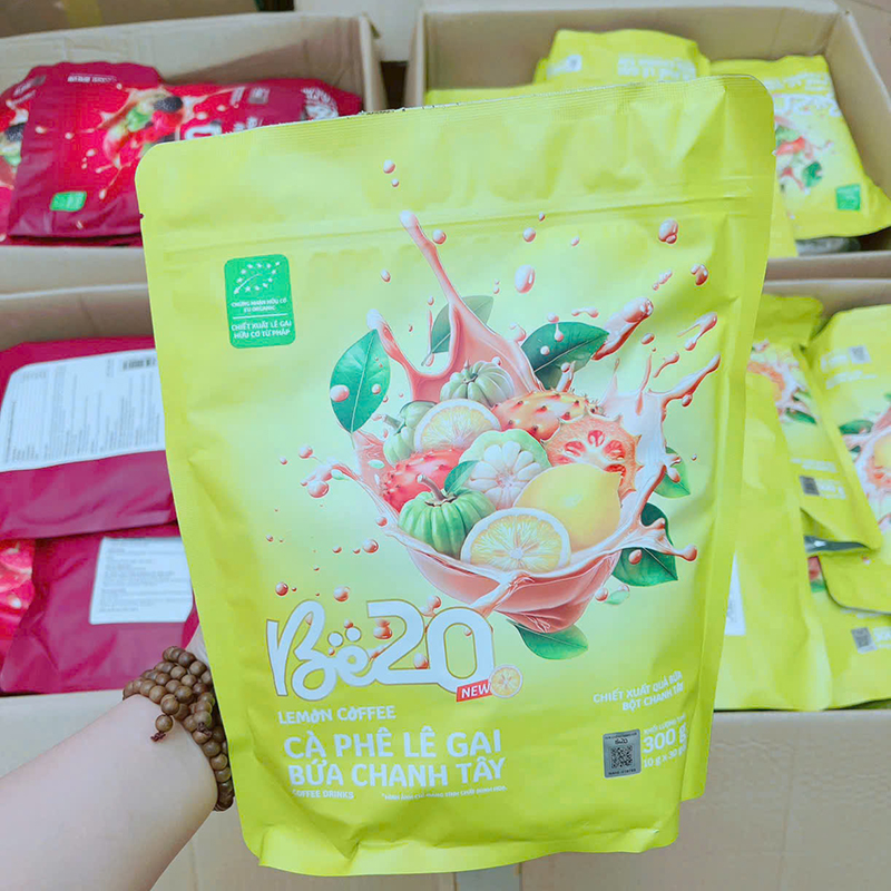Gói sản phẩm vàng trong thùng hàng, thể hiện kiểu đóng gói 30 gói