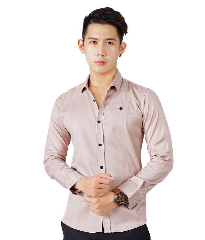 Áo sơ mi đơn giản nhưng khi diện đúng cách sẽ giúp người mặc trở nên vô cùng lịch lãm, sang trọng