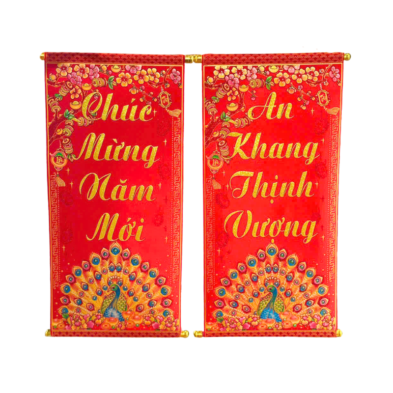 Cặp câu đối nền đỏ chữ vàng với họa tiết chim công nổi bật