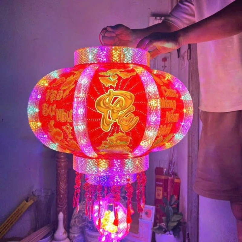 Lồng đèn phát sáng nổi bật khi treo trong không gian trang trí