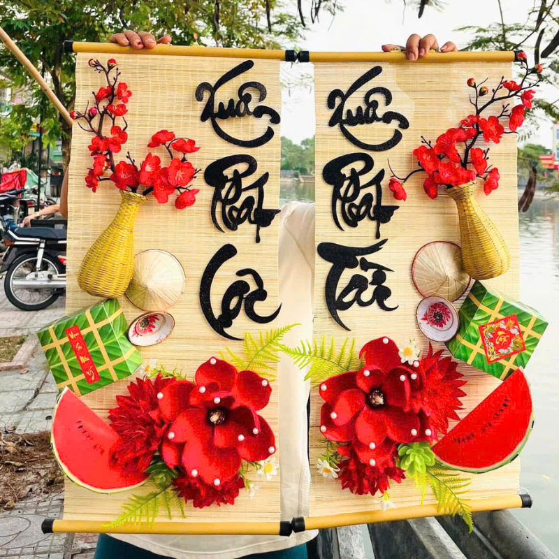 Bố cục mành nền tre tự nhiên kết hợp chữ thư pháp và bình hoa đỏ