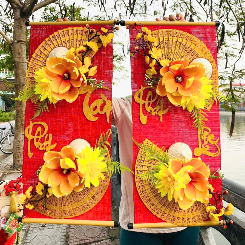 Mẫu nền đỏ phối quạt vàng, hoa tông vàng cam và chữ nổi