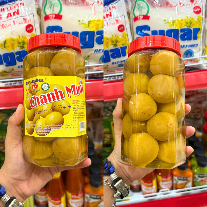 Hũ chanh muối nguyên trái với nước ngâm màu vàng nâu