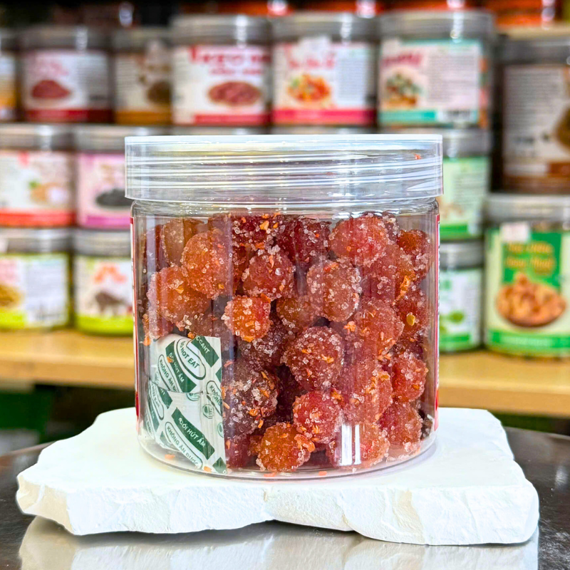 Cận cảnh chùm ruột sấy trong hộp pet