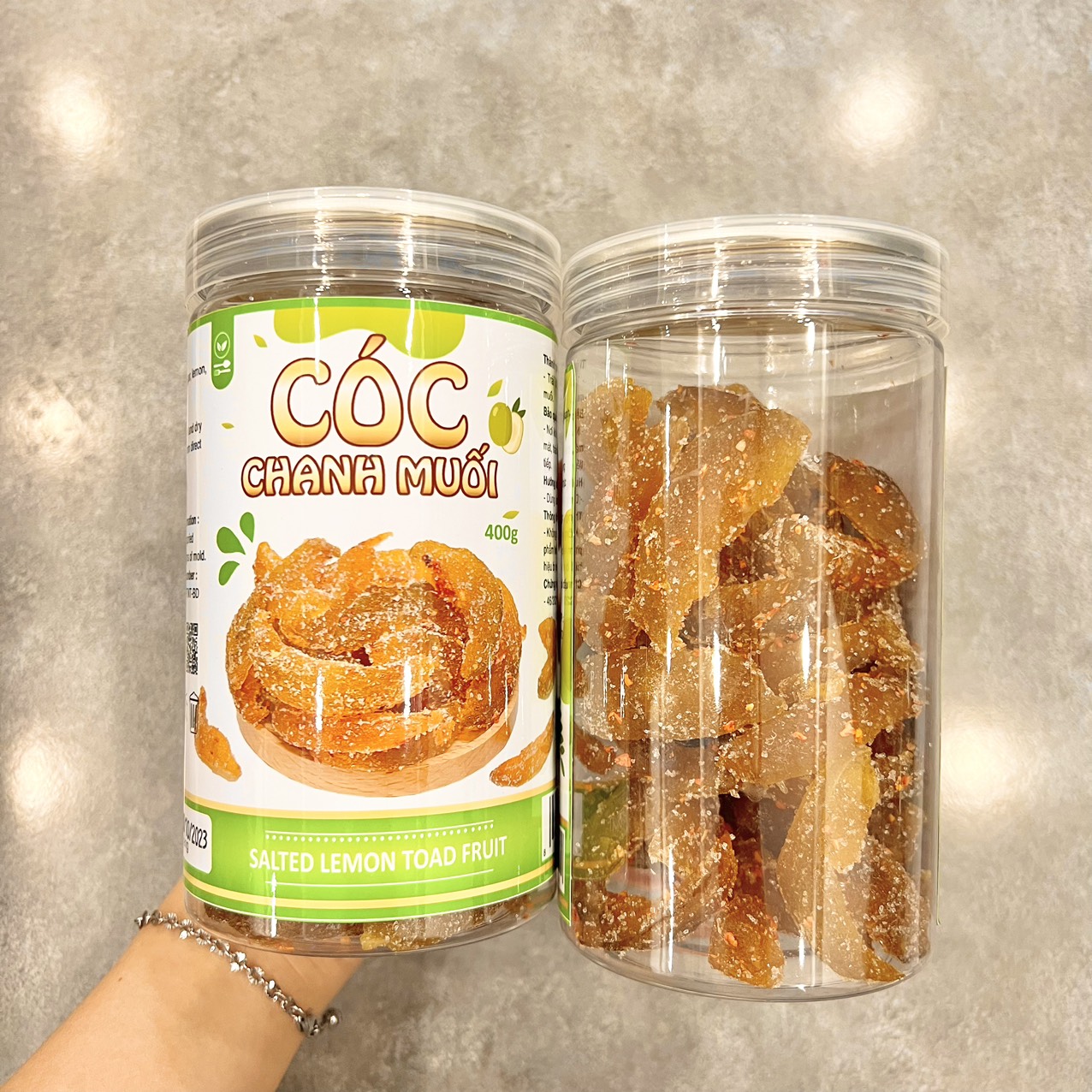 Cận cảnh các miếng cóc sấy phủ gia vị trong hũ