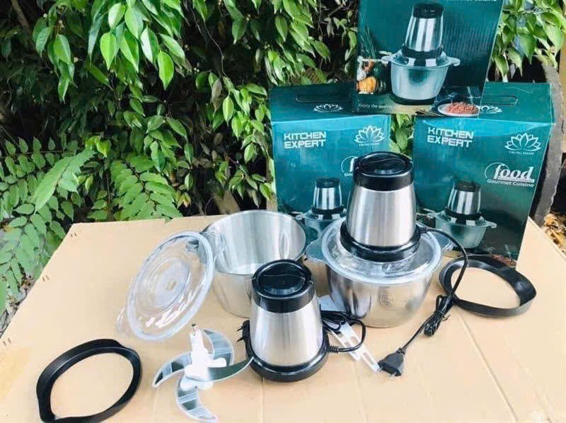 Bộ sản phẩm và các bộ phận đi kèm được bày ra đầy đủ