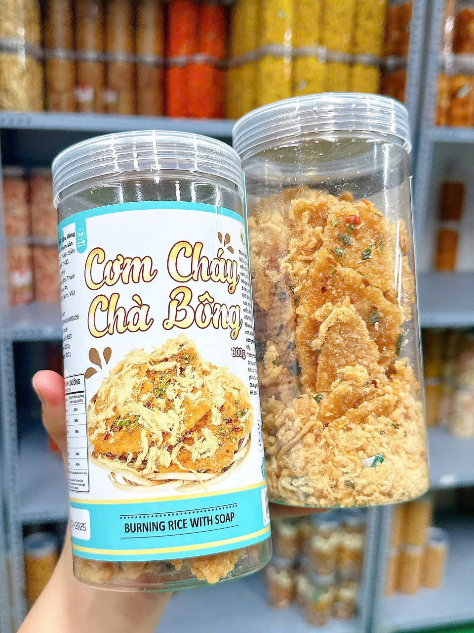 Cận cảnh cơm cháy và chà bông bên trong hộp