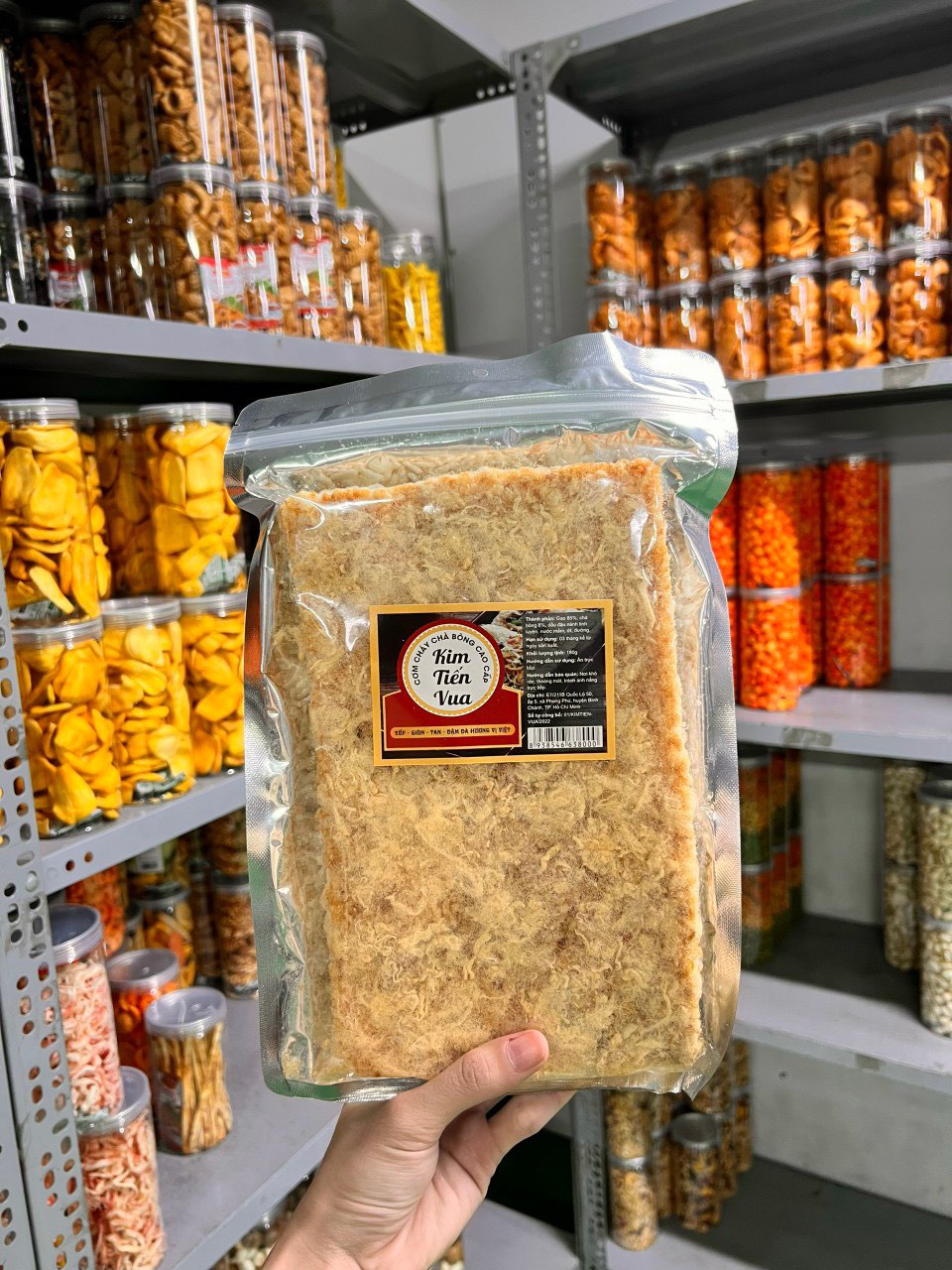 Cận cảnh sản phẩm và nhãn thông tin trên bao bì