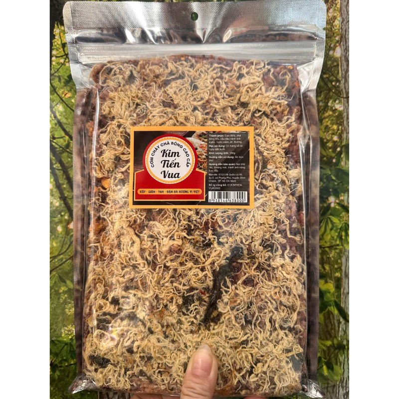 Cận cảnh bao bì sản phẩm và nhãn thông tin