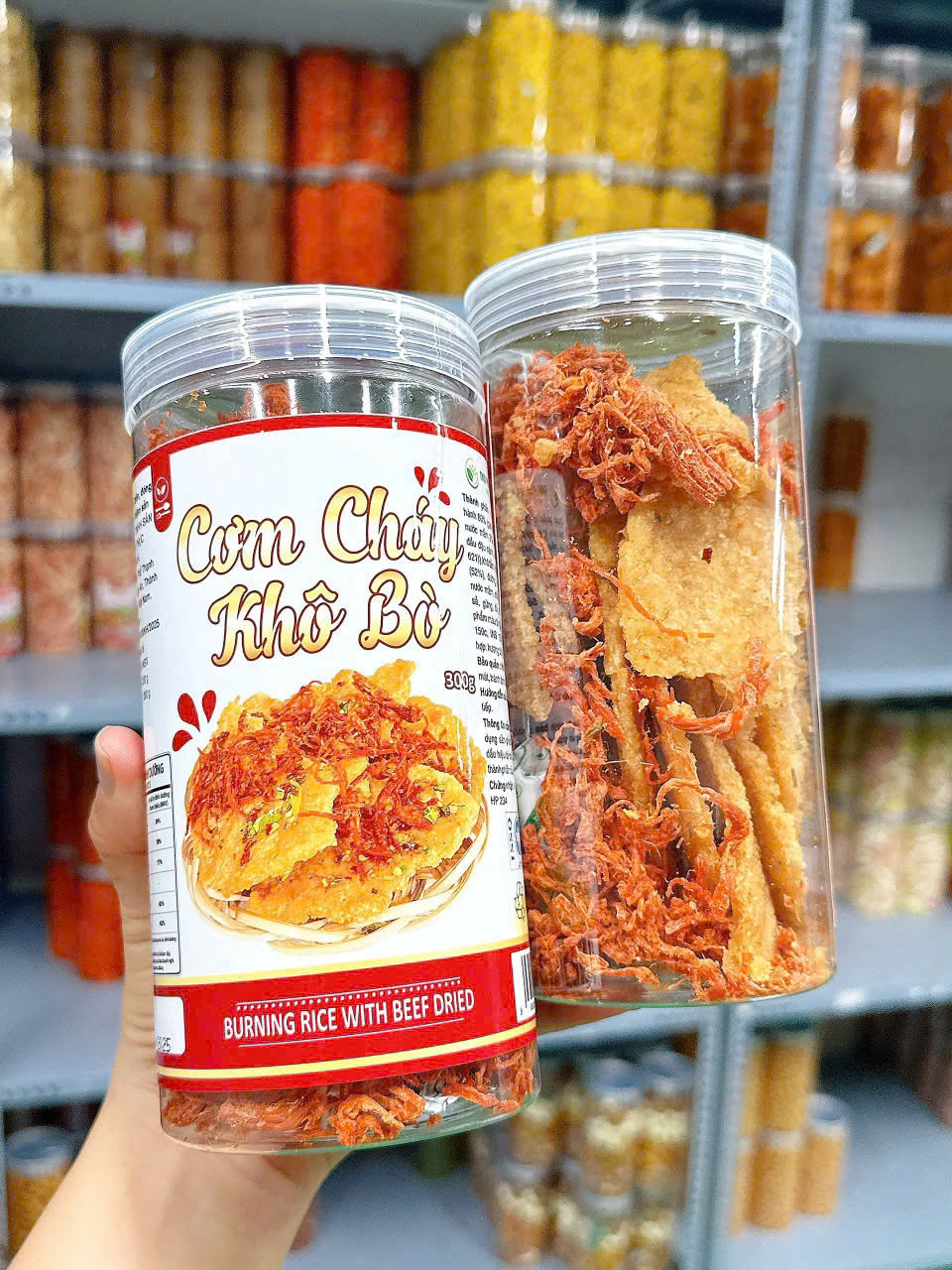 Cận cảnh cơm cháy và khô bò trong hộp
