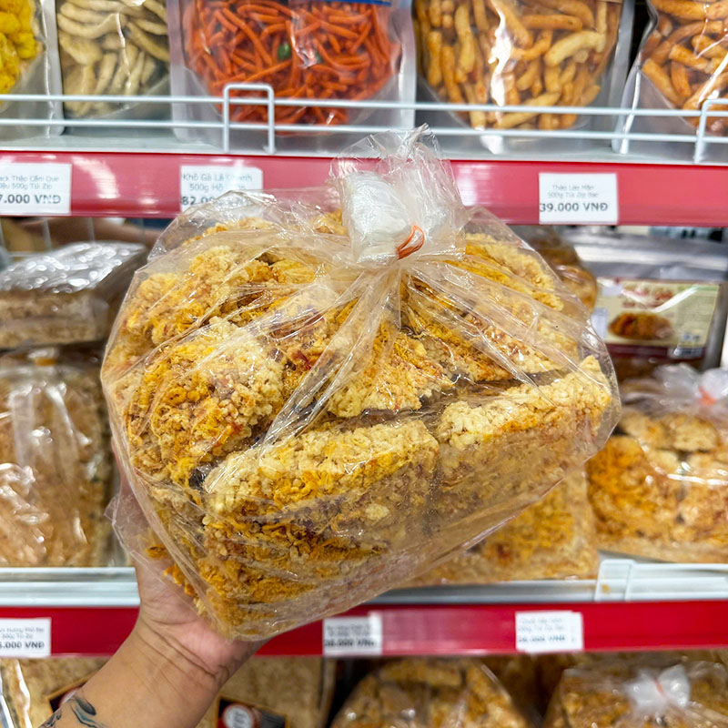 Bịch 1kg với các miếng cơm cháy vuông bể xếp bên trong
