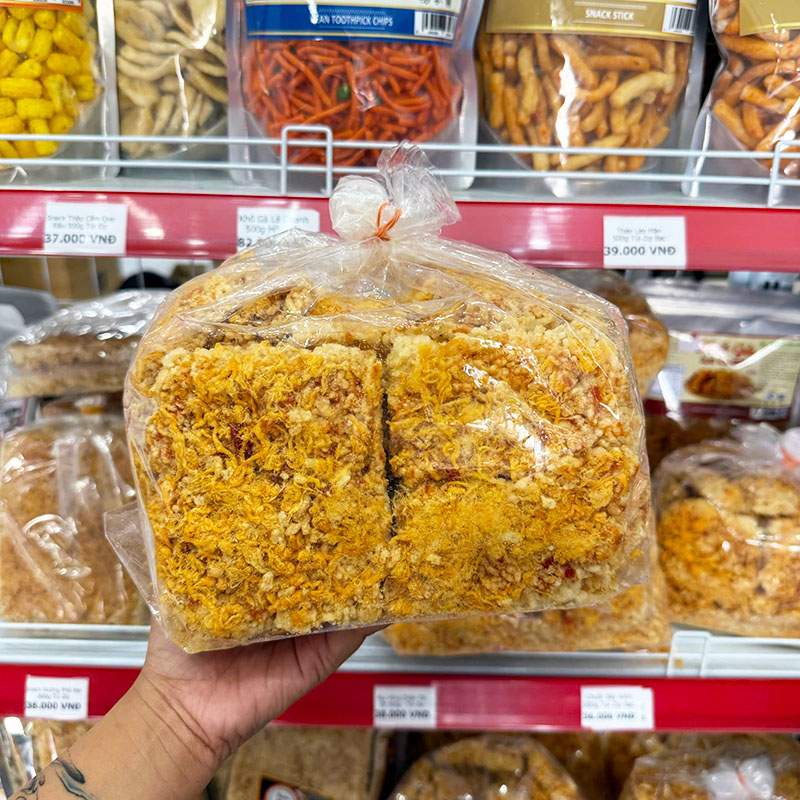 Cận cảnh các miếng cơm cháy vuông phủ nhiều chà bông
