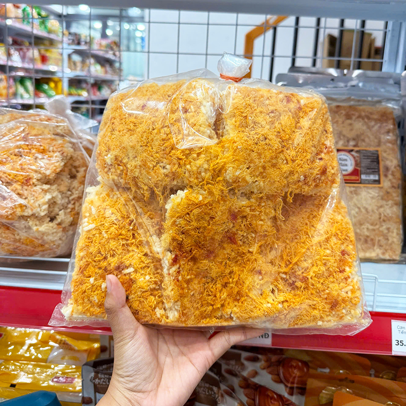 Món cơm cháy chà bông khi cầm trên tay tại quầy