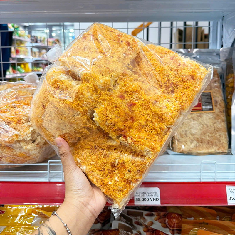 Miếng cơm cháy vuông bể với lớp chà bông phủ dày
