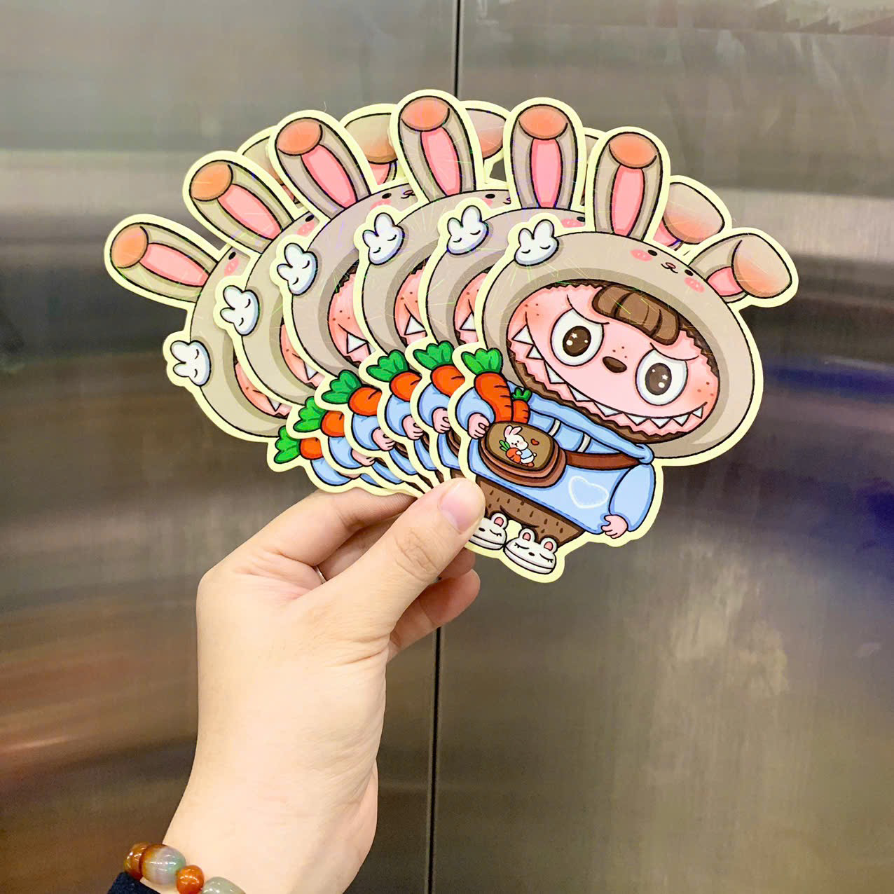 Một mẫu minh họa chibi dễ thương với màu sắc tươi sáng