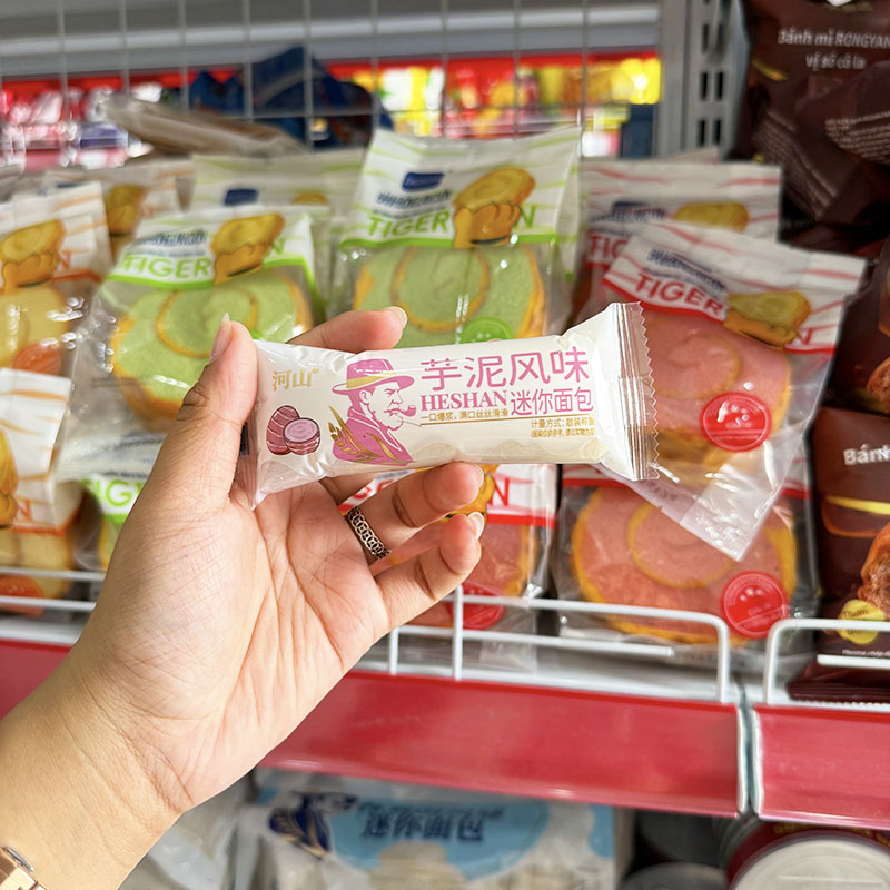 Ảnh cận cảnh gói bánh vị khoai môn mặt trước