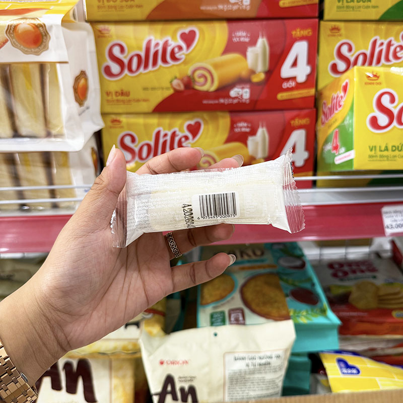 Mặt sau gói bánh nhỏ gọn, tiện mang theo