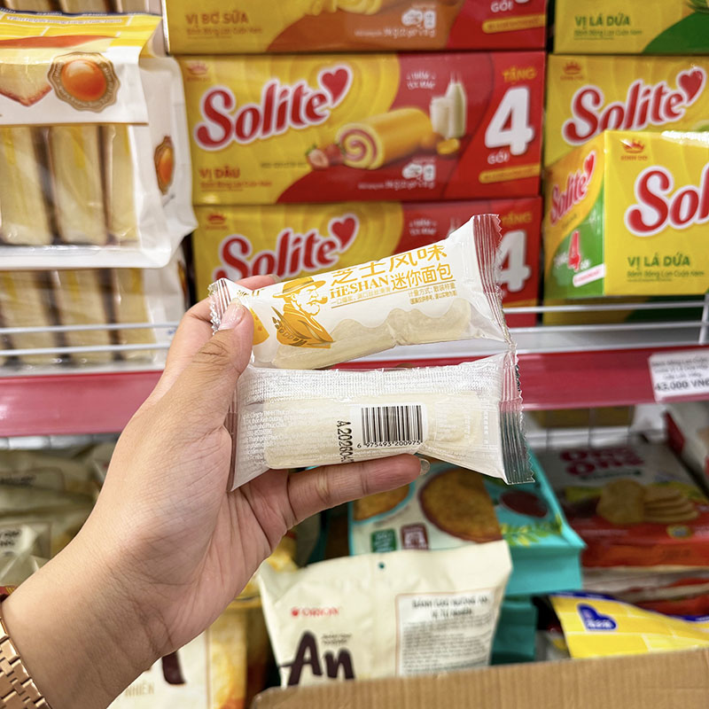 Hai mặt bao bì của từng chiếc bánh đóng gói riêng