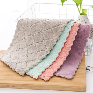 Khăn nhiều màu với bề mặt vải mềm và viền lượn sóng.