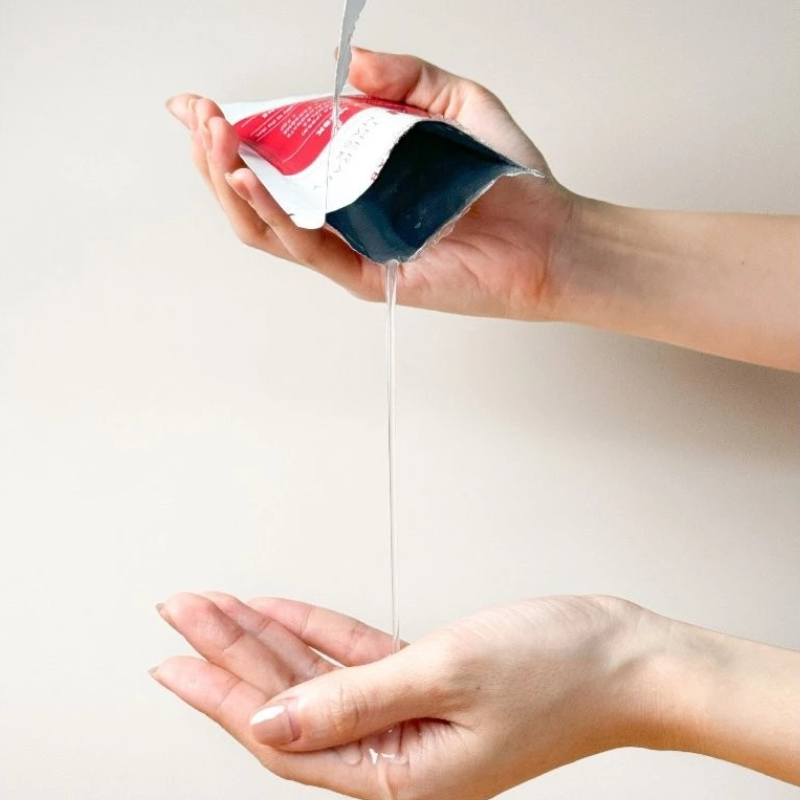 Tinh chất chảy từ gói, gợi ý lượng serum khá nhiều.