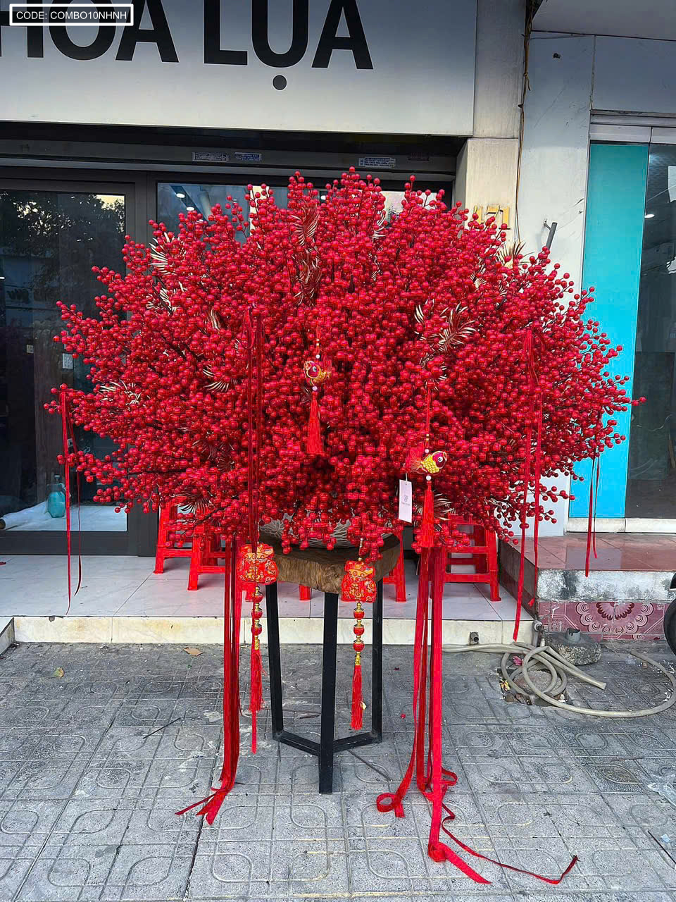 Bó cắm nhiều nhánh tạo tổng thể dày và nổi bật