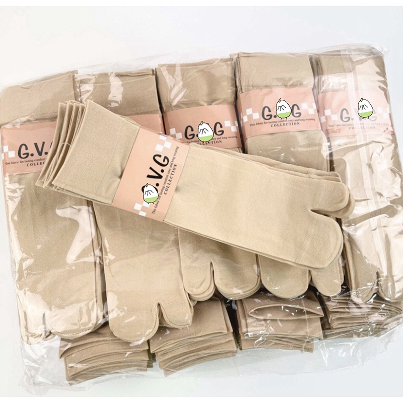 Các đôi tất được xếp thành combo nhiều gói đồng bộ