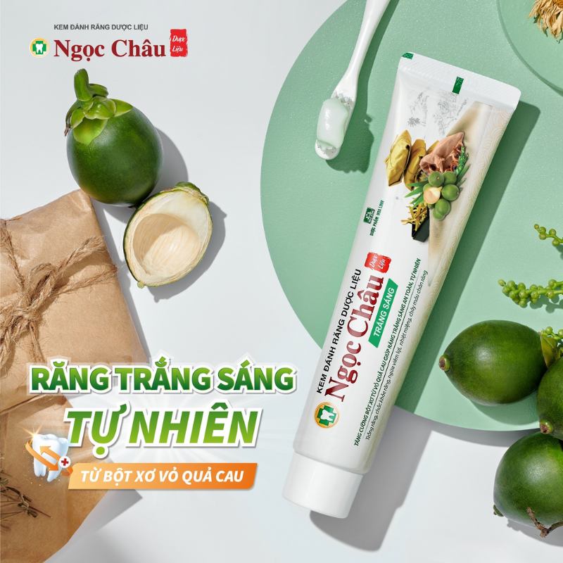Cận cảnh tuýp với thông điệp “răng trắng sáng tự nhiên”, nền xanh.
