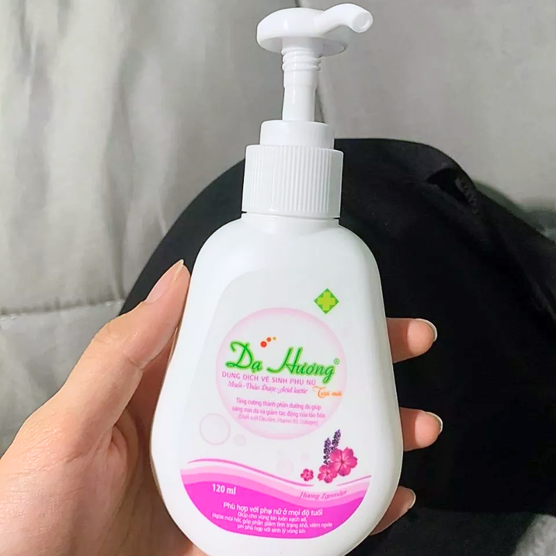 Cận cảnh chai vòi nhấn tông trắng tím với nhãn Lavender 120ml.