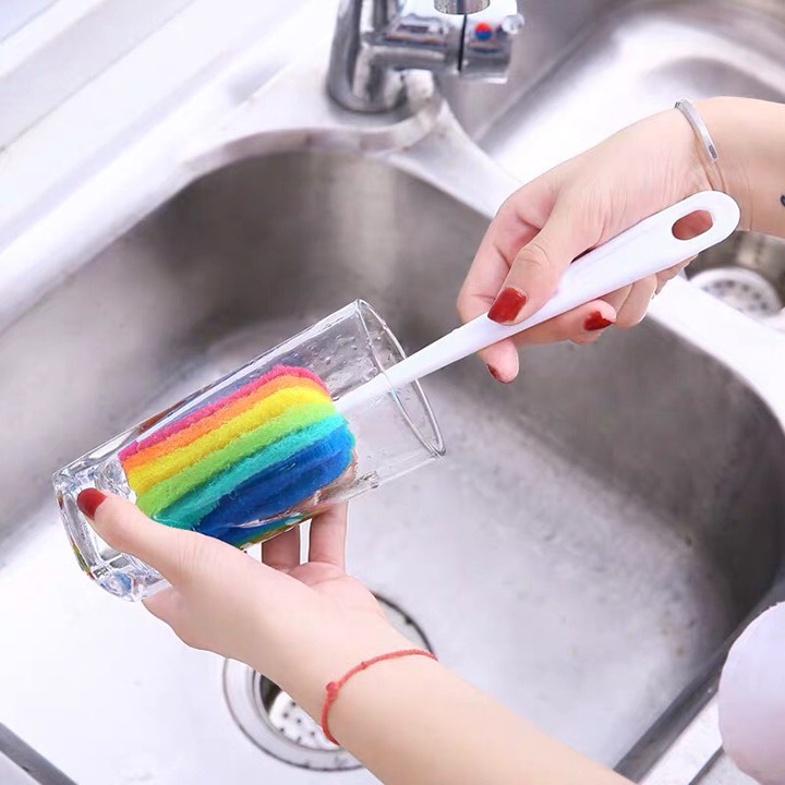 Cán dài giúp vệ sinh bên trong ly thuận tiện hơn