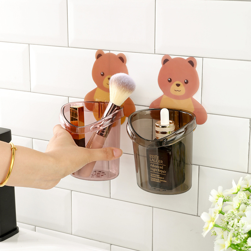 Cốc đang được cầm thử để thấy độ gọn và kích thước thực tế