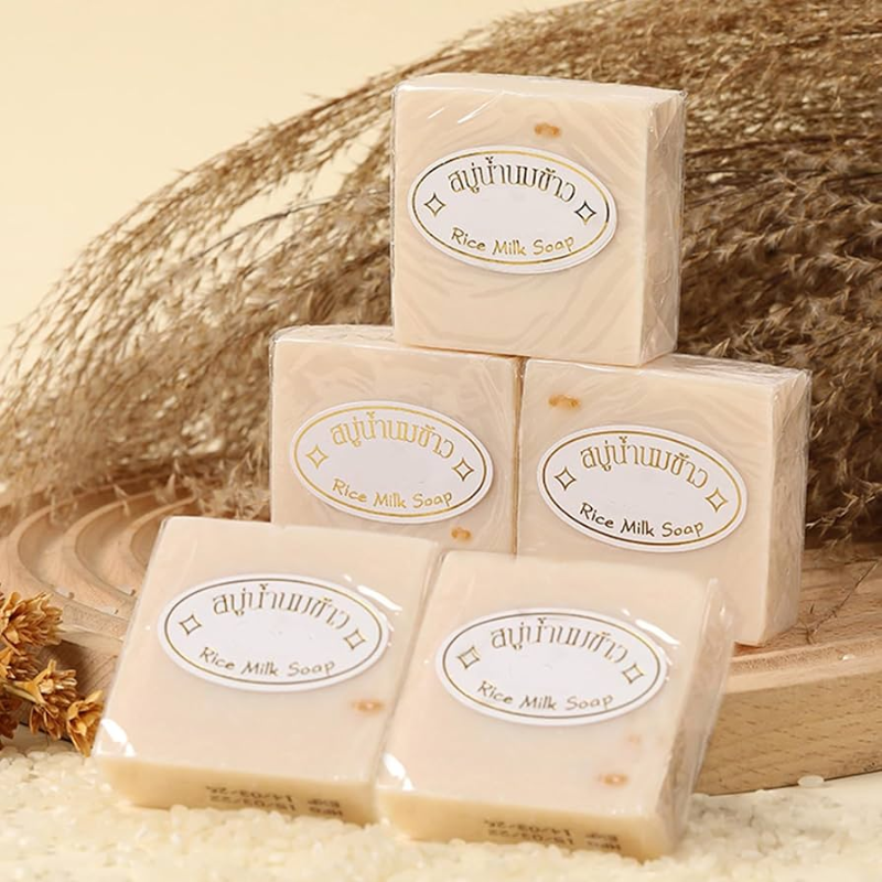 Nhiều bánh Rice Milk Soap xếp chồng, nhấn rõ dạng bánh nhỏ gọn