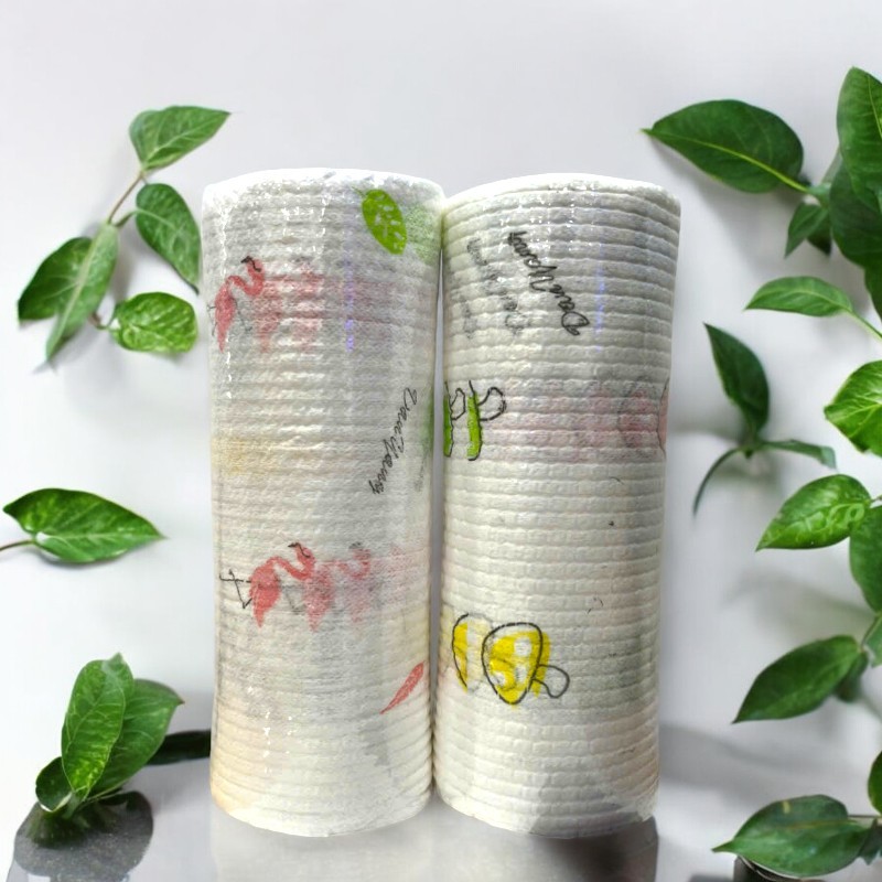 Hai cuộn khăn đặt cạnh nhau trong không gian chụp sản phẩm