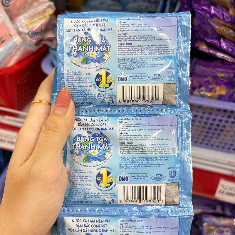 Combo 2 Dây 24 Gói Nước Xả Vải Comfort Hương Ban Mai 18ml/Gói Màu Xanh