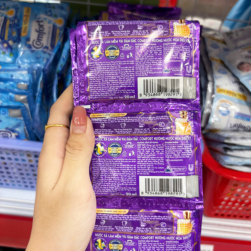 Combo 2 Dây 24 Gói Nước Xả Vải Comfort Hương Nước Hoa Diệu Kỳ 18ml/Gói Màu Tím