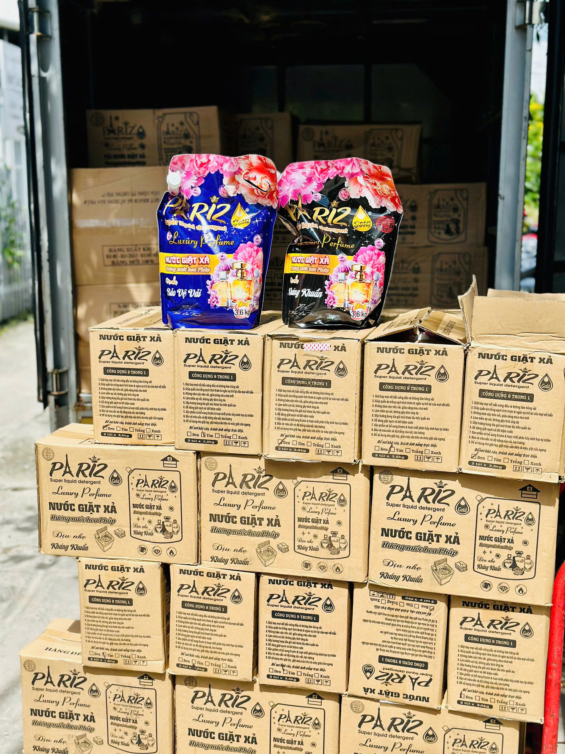 Combo đặt giữa các thùng hàng, thấy rõ quy cách 2 túi 3,6kg