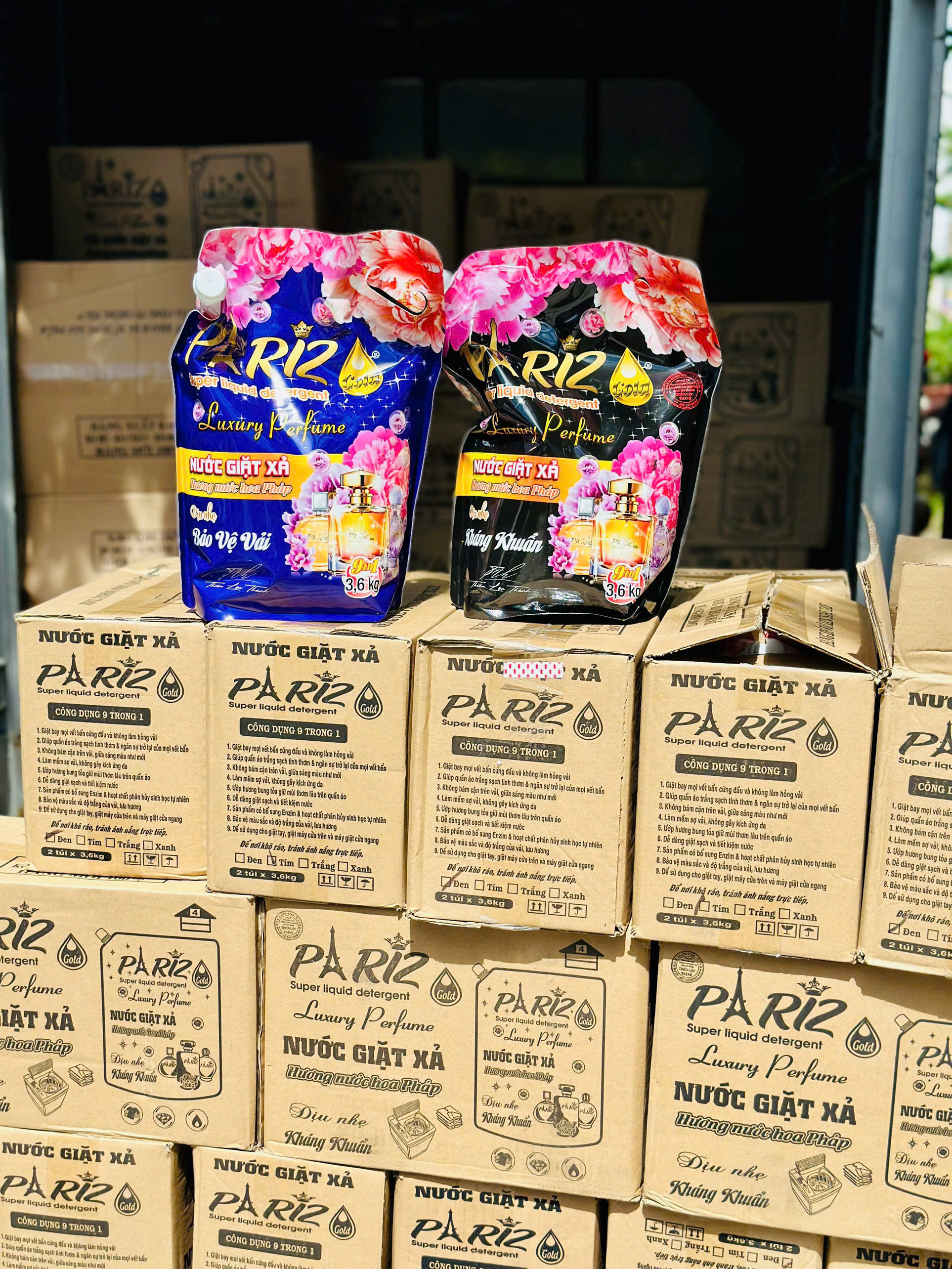 Hai túi nước giặt xả Pariz đặt trên thùng carton sản phẩm