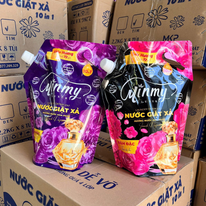 Hai túi nước giặt xả Minmy màu tím và màu hồng đặt cạnh nhau