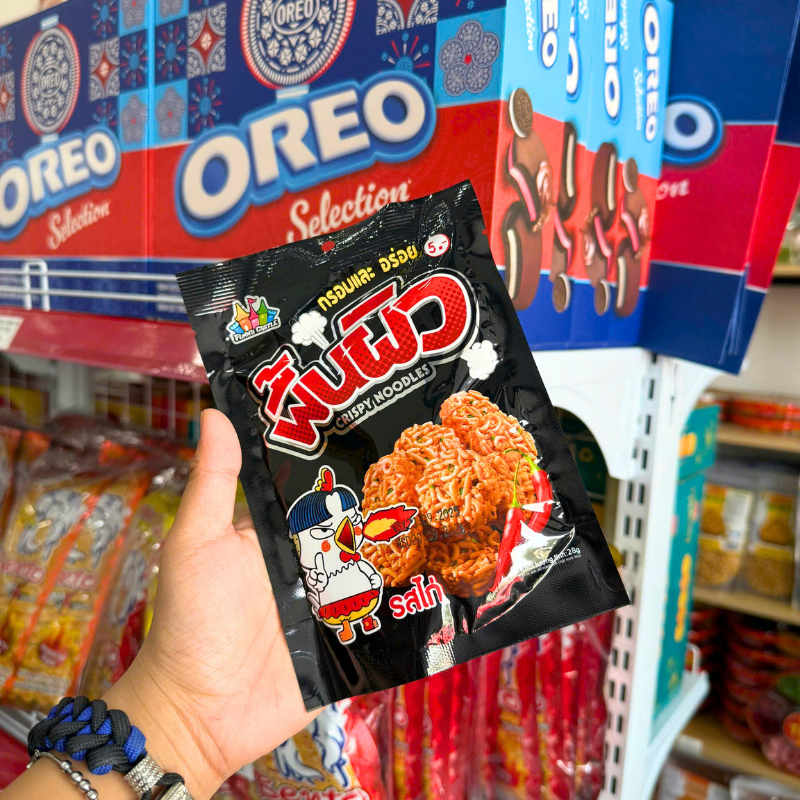 Mặt trước gói snack với hình mì viên giòn vị gà.