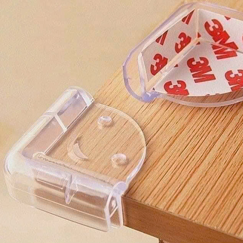 Miếng bọc góc bàn trong suốt gắn ở cạnh bàn gỗ