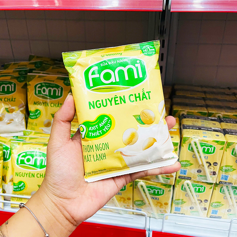Mặt trước bao bì với tên sản phẩm và dung tích 200ml
