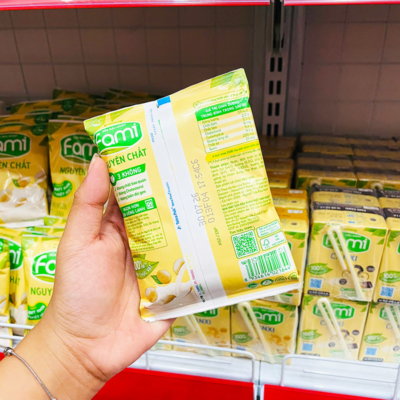 Mặt sau bao bì với bảng thông tin sản phẩm