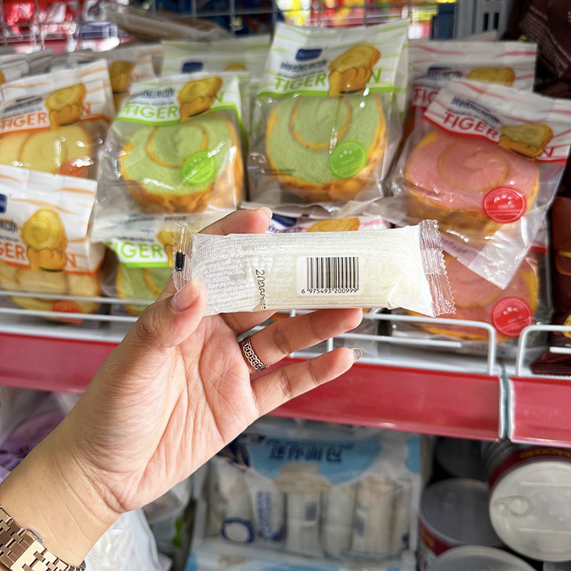 Mặt sau gói bánh với thông tin đóng gói
