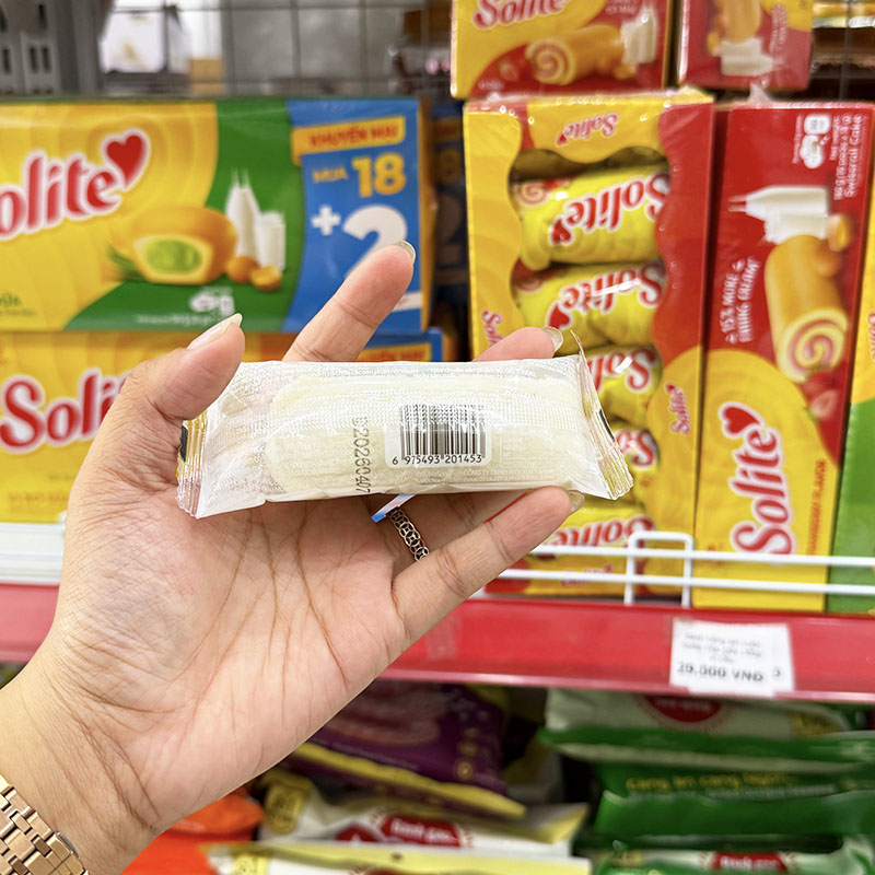 Từng chiếc bánh được bọc riêng tiện mang theo